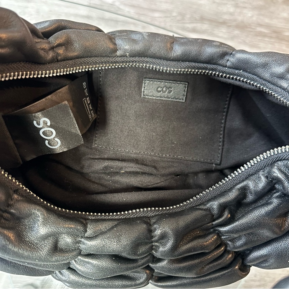 COS Ripple Leather Crossbody - Picture 4 of 5